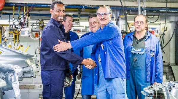 BMW unterstützt 500 Flüchtlinge