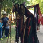 Hexen auf Stelzen im Schlossgarten