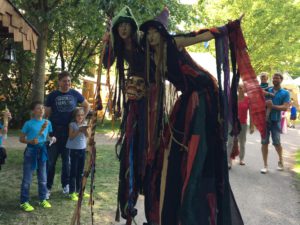 Hexen auf Stelzen im Schlossgarten